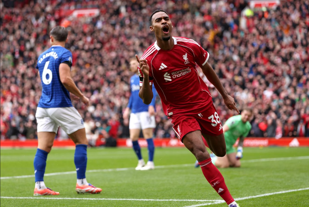 Gravenberch podczas meczu Liverpoolu z Evertonem, derby Merseyside